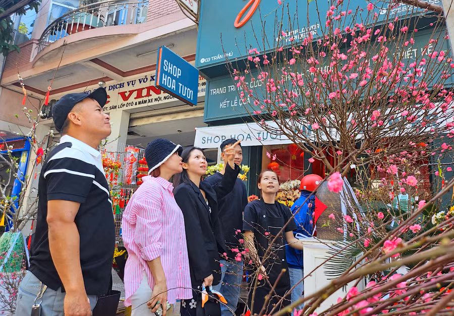 Lượng khách tìm mua hoa đào, nhất là đào cắm cành mini trở nên đông đúc hơn trong những ngày giáp Tết. Ảnh: Mộc Trà