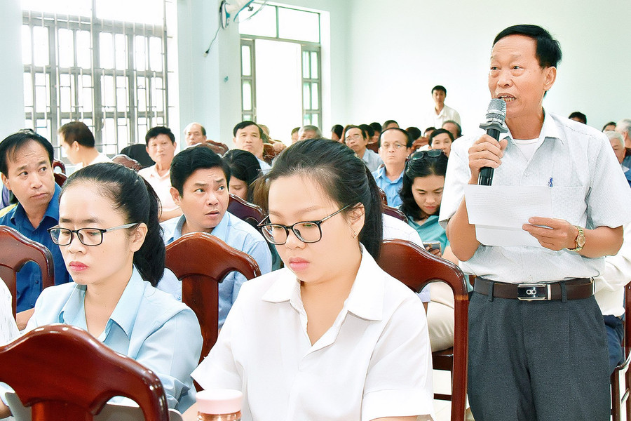 Cử tri nêu ý kiến tại buổi tiếp xúc. Ảnh: Đ.T Cử tri nêu ý kiến tại buổi tiếp xúc. Ảnh: Đ.T