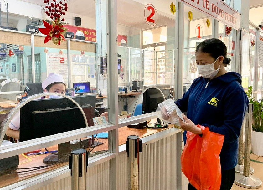 Người bệnh có thẻ bảo hiểm y tế nhưng sử dụng các dịch vụ khám-chữa bệnh không thuộc phạm vi thanh toán của Quỹ Bảo hiểm y tế mà không phải là dịch vụ khám-chữa bệnh theo yêu cầu là đối tượng áp dụng của Nghị quyết này. Ảnh: N.N Người bệnh có thẻ bảo hiểm y tế nhưng sử dụng các dịch vụ khám-chữa bệnh không thuộc phạm vi thanh toán của Quỹ Bảo hiểm y tế mà không phải là dịch vụ khám-chữa bệnh theo yêu cầu là đối tượng áp dụng của Nghị quyết này. Ảnh: N.N