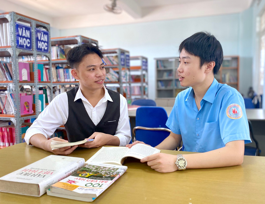 Thủ khoa khối C00 Trịnh Thái Bảo (bìa phải) và Thủ khoa khối D01 Nguyễn Hoàng Anh Tuấn luôn hỗ trợ, đồng hành cùng nhau trong học tập. Ảnh: Mộc Trà Thủ khoa khối C00 Trịnh Thái Bảo (bìa phải) và Thủ khoa khối D01 Nguyễn Hoàng Anh Tuấn luôn hỗ trợ, đồng hành cùng nhau trong học tập. Ảnh: Mộc Trà