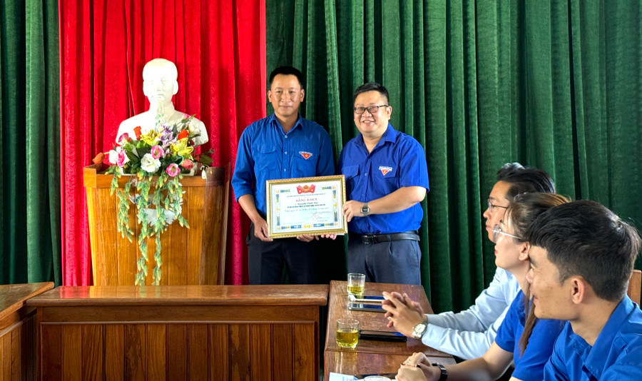 Phó Bí thư Tỉnh Đoàn Gia Lai Nguyễn Chí Hiếu (bìa phải) trao bằng khen gương người tốt việc tốt cho anh Nguyễn Vinh Đạt (Bí thư Chi đoàn thôn 6, xã Nghĩa Hưng, huyện Chư Păh). Ảnh: H.Đ.T Phó Bí thư Tỉnh Đoàn Gia Lai Nguyễn Chí Hiếu (bìa phải) trao bằng khen gương người tốt việc tốt cho anh Nguyễn Vinh Đạt (Bí thư Chi đoàn thôn 6, xã Nghĩa Hưng, huyện Chư Păh). Ảnh: H.Đ.T