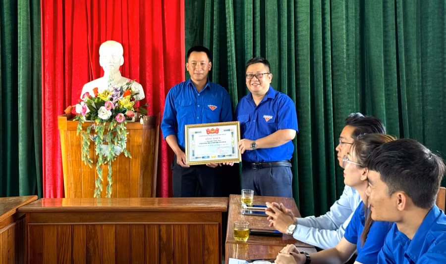 Phó Bí thư Tỉnh Đoàn Gia Lai Nguyễn Chí Hiếu (bìa phải) trao bằng khen gương người tốt việc tốt cho anh Nguyễn Vinh Đạt (Bí thư Chi đoàn thôn 6, xã Nghĩa Hưng, huyện Chư Păh). Ảnh: H.Đ.T