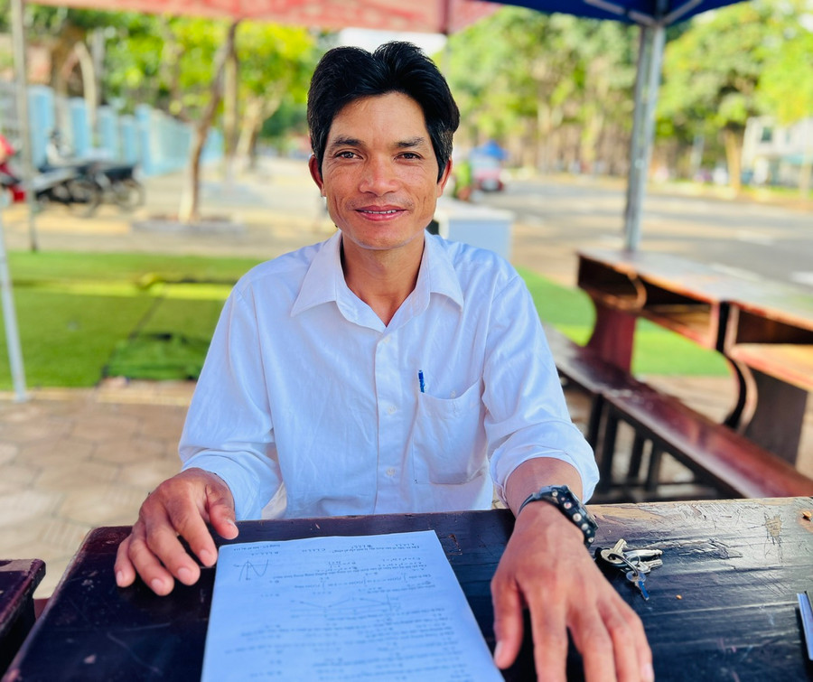 Ông Khim quyết tâm lấy được tấm bằng tốt nghiệp THPT trong kỳ thi năm nay. Ảnh: Đinh Yến