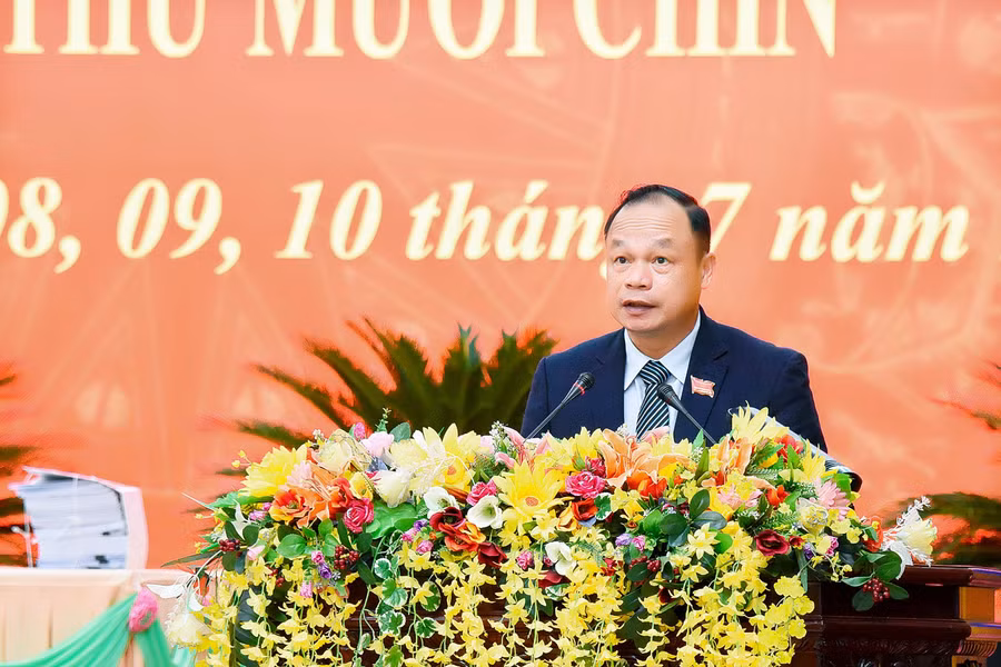 Phó Chủ tịch UBND tỉnh Dương Mah Tiệp trả lời kiến nghị của cử tri gửi đến kỳ họp thứ 19 HĐND tỉnh khóa XII. Ảnh: Đ.T