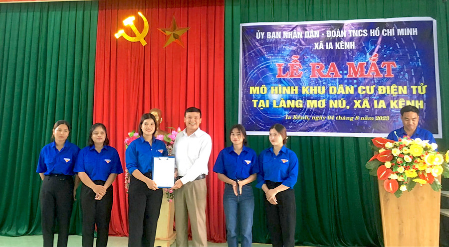 Mô hình khu dân cư điện tử đã được ra mắt tại nhiều thôn, làng, tổ dân phố. Ảnh: Mộc Trà Mô hình khu dân cư điện tử đã được ra mắt tại nhiều thôn, làng, tổ dân phố. Ảnh: Mộc Trà