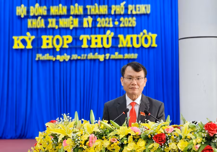 Ông Trịnh Duy Thuân-Ủy viên Ban Thường vụ Tỉnh ủy, Bí thư Thành ủy, Chủ tịch HĐND TP. Pleiku phát biểu khai mạc kỳ họp. Ảnh: Mộc Trà