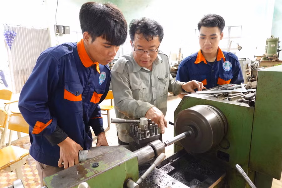 Một tiết thực hành của sinh viên ngành Công nghệ kỹ thuật cơ khí (Trường Cao đẳng Gia Lai). Ảnh: Mộc Trà