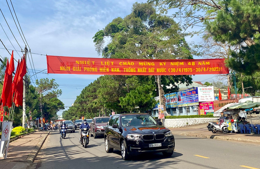 Đường phố Pleiku rực rỡ cờ hoa và đông đúc xe qua lại trong sáng 30-4. Ảnh: Mộc Trà