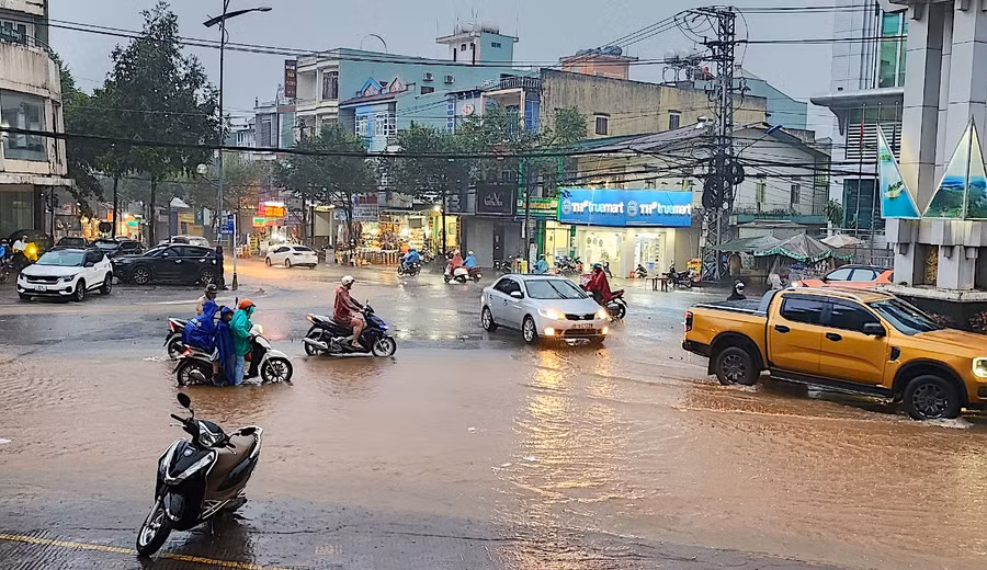 Mưa lớn gây ngập cục bộ một số tuyến đường trên địa bàn TP. Pleiku vào chiều tối 23-10. Ảnh: Mộc Trà