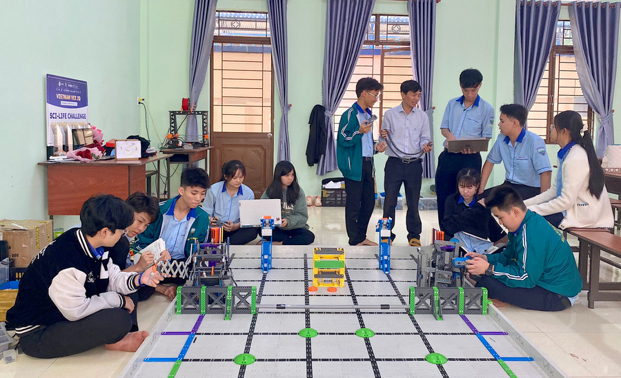 Trường THPT Chi Lăng đã dành nhiều kinh phí để đầu tư cơ sở vật chất, linh kiện để học sinh thỏa sức sáng tạo robot. Ảnh: Mộc Trà