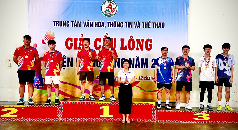 Ban Tổ chức trao giải nhất, nhì và đồng hạng ba ở nội dung đôi nam tại Giải cầu lông huyện Mang Yang năm 2024. Ảnh: K.P Ban Tổ chức trao giải nhất, nhì và đồng hạng ba ở nội dung đôi nam tại Giải cầu lông huyện Mang Yang năm 2024. Ảnh: K.P