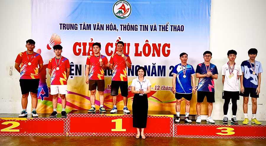 Ban Tổ chức trao giải nhất, nhì và đồng hạng ba ở nội dung đôi nam tại Giải cầu lông huyện Mang Yang năm 2024. Ảnh: K.P