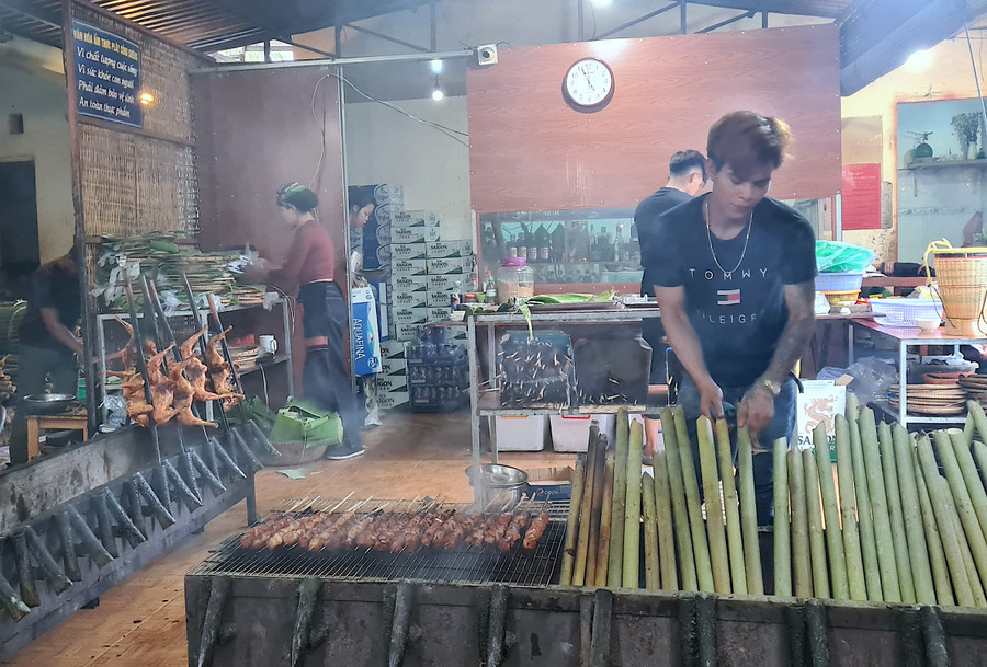 Quán Plây Cồng Chiêng (phường Hoa Lư, TP. Pleiku) chuẩn bị món ăn phục vụ du khách trong dịp lễ. Ảnh: Ngọc Sang