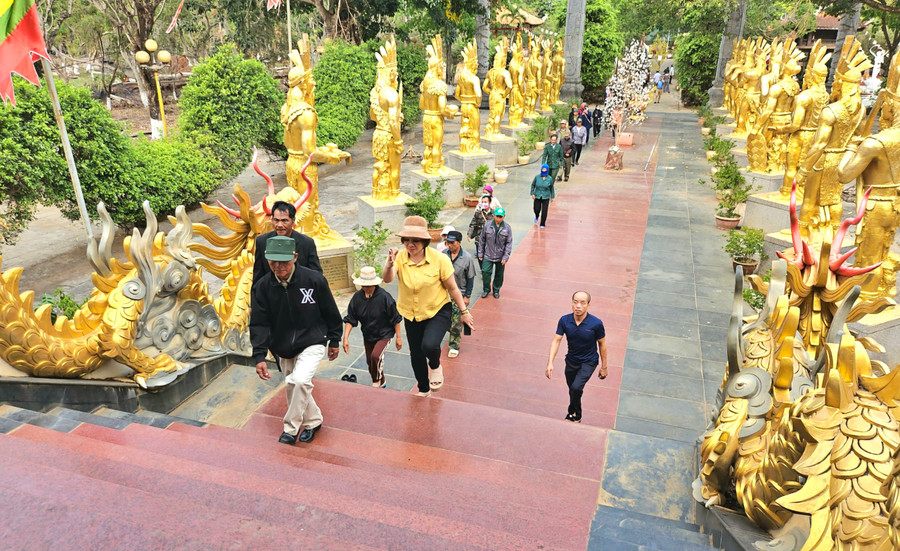 Từ sáng sớm mùng 10-3, Đền thờ Quốc Tổ Hùng Vương đã đón nhiều du khách là tổ chức, cá nhân… đến dâng lễ nhân ngày Giỗ Tổ. Ảnh: Mộc Trà