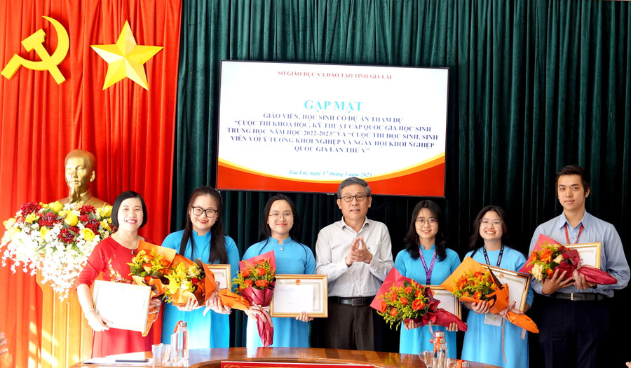 Giám đốc Sở GD-ĐT Lê Duy Định tặng giấy khen cho giáo viên và nhóm học sinh có dự án tham gia vòng chung kết cuộc thi “Học sinh, sinh viên với ý tưởng khởi nghiệp và Ngày hội khởi nghiệp quốc gia lần thứ V”. Ảnh: Mộc Trà Giám đốc Sở GD-ĐT Lê Duy Định tặng giấy khen cho giáo viên và nhóm học sinh có dự án tham gia vòng chung kết cuộc thi “Học sinh, sinh viên với ý tưởng khởi nghiệp và Ngày hội khởi nghiệp quốc gia lần thứ V”. Ảnh: Mộc Trà