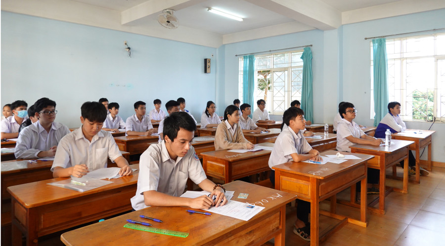Thí sinh dự thi môn Ngữ văn (không chuyên) tại điểm thi Trường THPT chuyên Hùng Vương. Ảnh: Mộc Trà Thí sinh dự thi môn Ngữ văn (không chuyên) tại điểm thi Trường THPT chuyên Hùng Vương. Ảnh: Mộc Trà