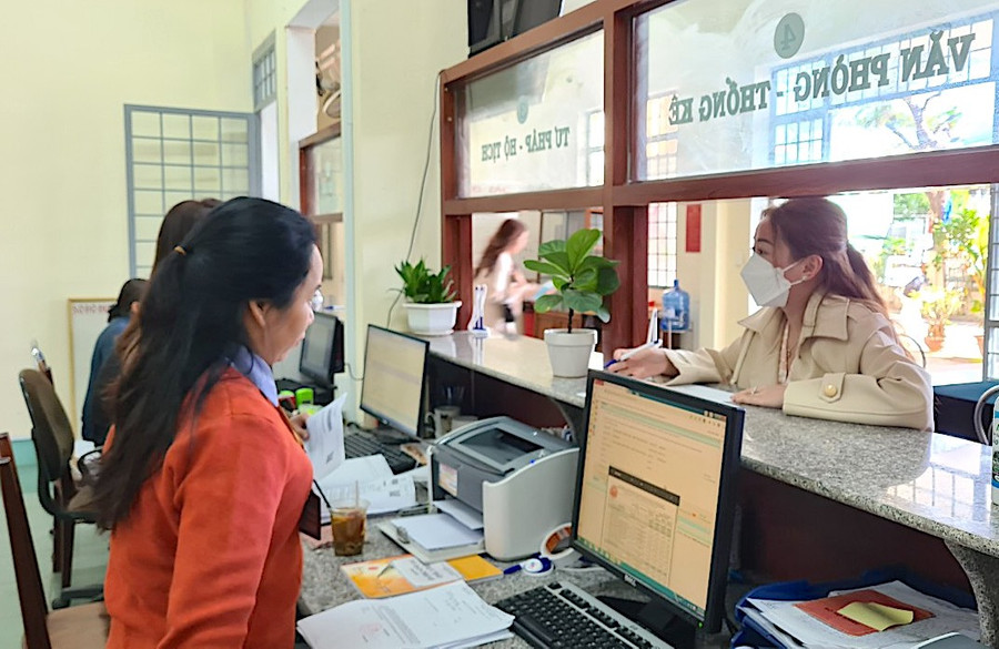 Bộ phận một cửa của UBND phường Yên Đổ (TP. Pleiku) tiếp nhận giải quyết thủ tục hành chính cho người dân trong ngày làm việc đầu tiên sau Tết Nguyên đán. Ảnh: Ngọc Sang