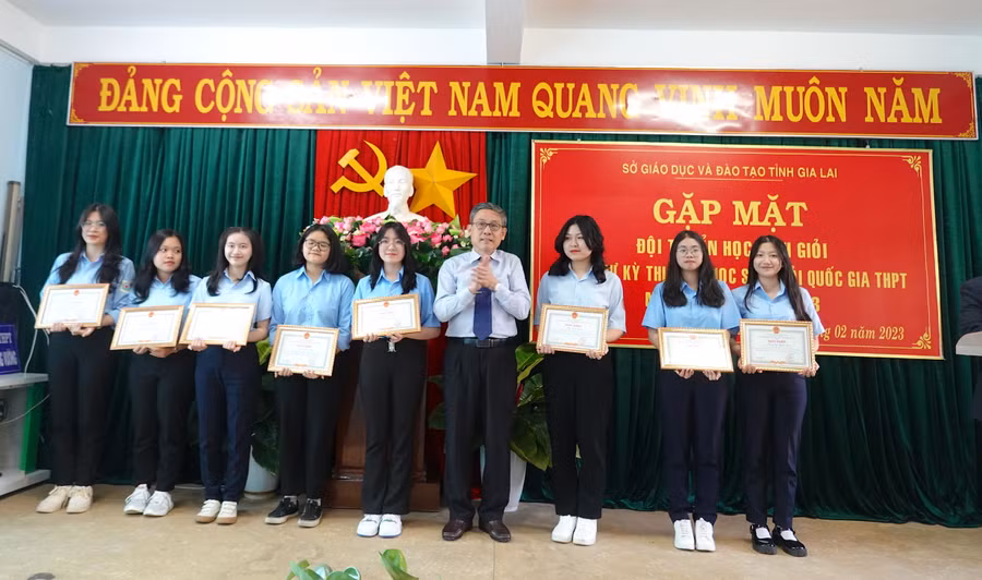 Giám đốc Sở Giáo dục và Đào tạo Lê Duy Định tặng giấy khen cho đội tuyển Ngữ văn tham dự kỳ thi chọn học sinh giỏi quốc gia THPT năm học 2022-2023. Ảnh: Mộc Trà