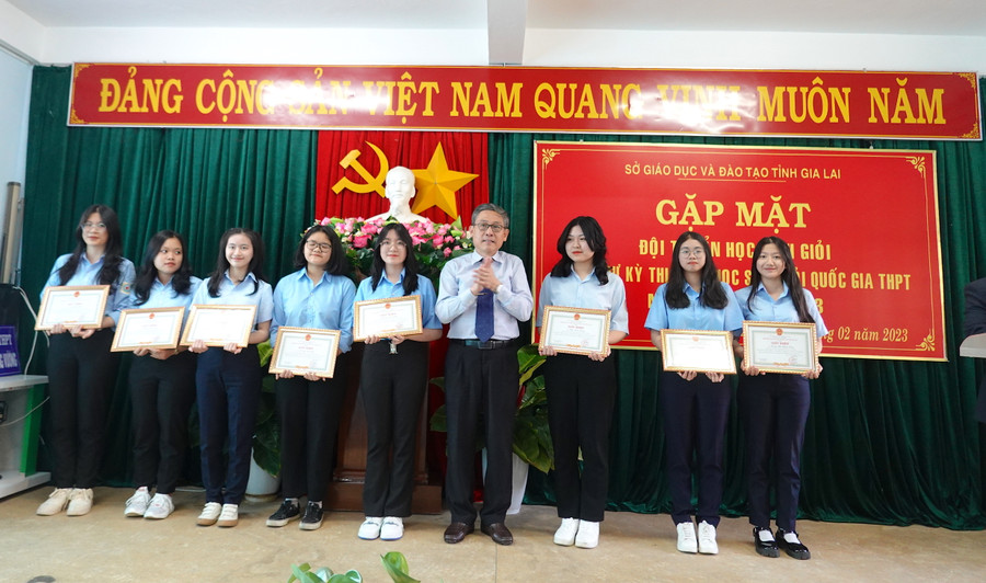 Giám đốc Sở Giáo dục và Đào tạo Lê Duy Định tặng giấy khen cho đội tuyển Ngữ văn tham dự kỳ thi chọn học sinh giỏi quốc gia THPT năm học 2022-2023. Ảnh: Mộc Trà Giám đốc Sở Giáo dục và Đào tạo Lê Duy Định tặng giấy khen cho đội tuyển Ngữ văn tham dự kỳ thi chọn học sinh giỏi quốc gia THPT năm học 2022-2023. Ảnh: Mộc Trà