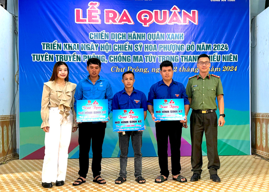 Tỉnh Đoàn Gia Lai trao mô hình sinh kế cho thanh niên xuất ngũ, thanh niên có hoàn cảnh khó khăn nhân Lễ ra quân Chiến dịch Hành quân xanh. Ảnh: H.Đ.T Tỉnh Đoàn Gia Lai trao mô hình sinh kế cho thanh niên xuất ngũ, thanh niên có hoàn cảnh khó khăn nhân Lễ ra quân Chiến dịch Hành quân xanh. Ảnh: H.Đ.T