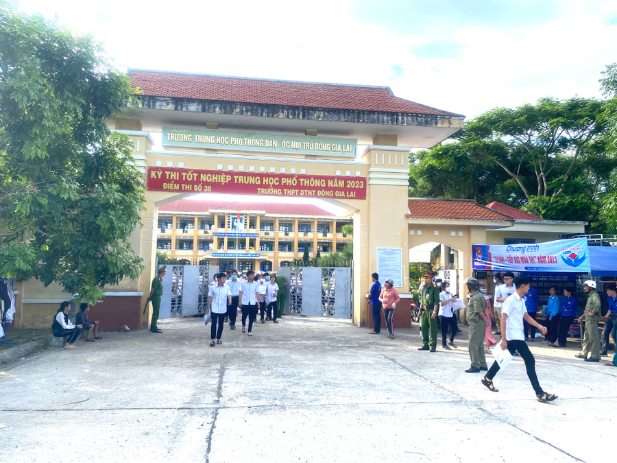 Phần lớn thí sinh tại điểm thi Trường THPT Dân tộc Nội trú Đông Gia Lai (thị xã An Khê) cảm thấy đề Toán vừa sức, không khó đạt điểm khá. Ảnh: Ngọc Minh