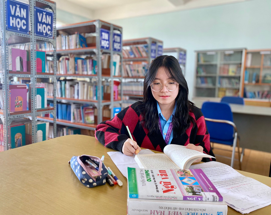 Với Lương Kiều Xuân, kết quả đạt được tại kỳ thi chọn học sinh giỏi quốc gia THPT là động lực để em cố gắng hơn trên chặng đường sắp tới. Ảnh: Mộc Trà Với Lương Kiều Xuân, kết quả đạt được tại kỳ thi chọn học sinh giỏi quốc gia THPT là động lực để em cố gắng hơn trên chặng đường sắp tới. Ảnh: Mộc Trà