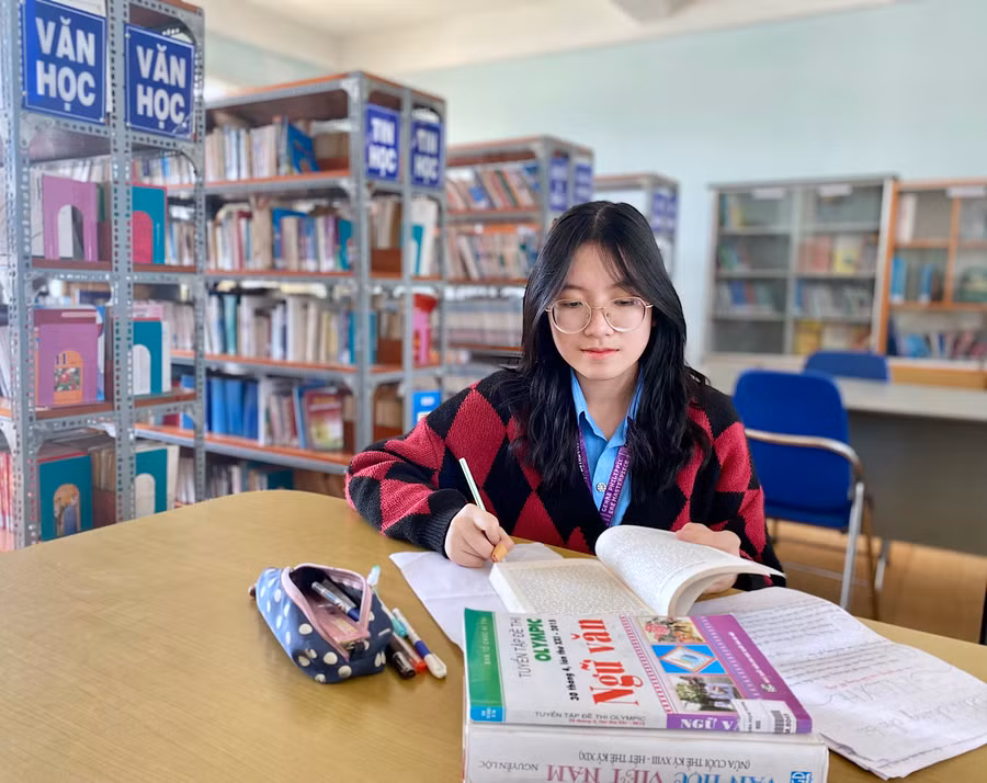 Với Lương Kiều Xuân, kết quả đạt được tại kỳ thi chọn học sinh giỏi quốc gia THPT là động lực để em cố gắng hơn trên chặng đường sắp tới. Ảnh: Mộc Trà