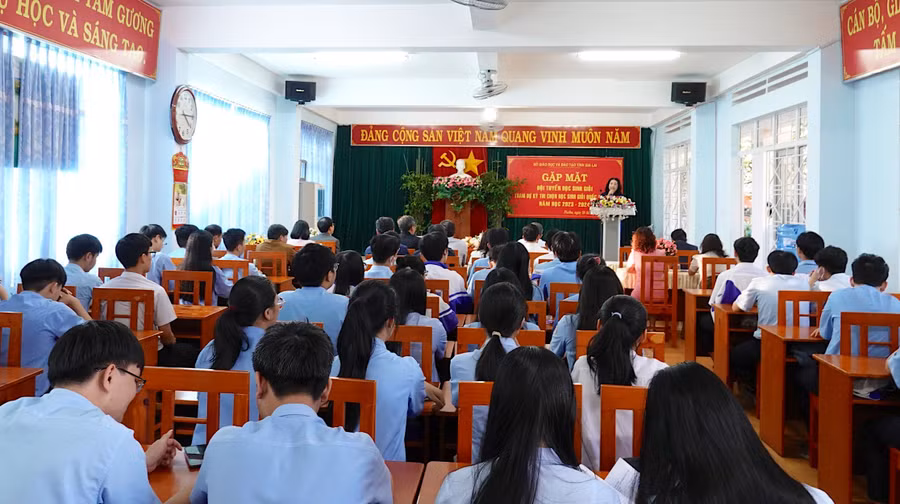 Quang cảnh buổi gặp mặt, tuyên dương. Ảnh: Mộc Trà