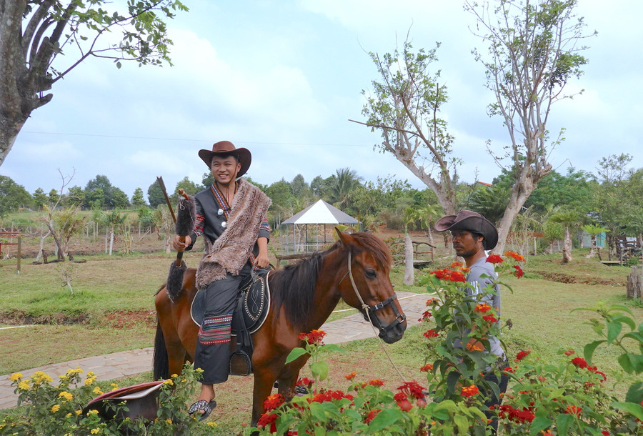 Du khách trải nghiệm cưỡi ngựa tại Alpaca Farm dưới sự hỗ trợ của nhân viên nông trại. Ảnh: Mộc Trà