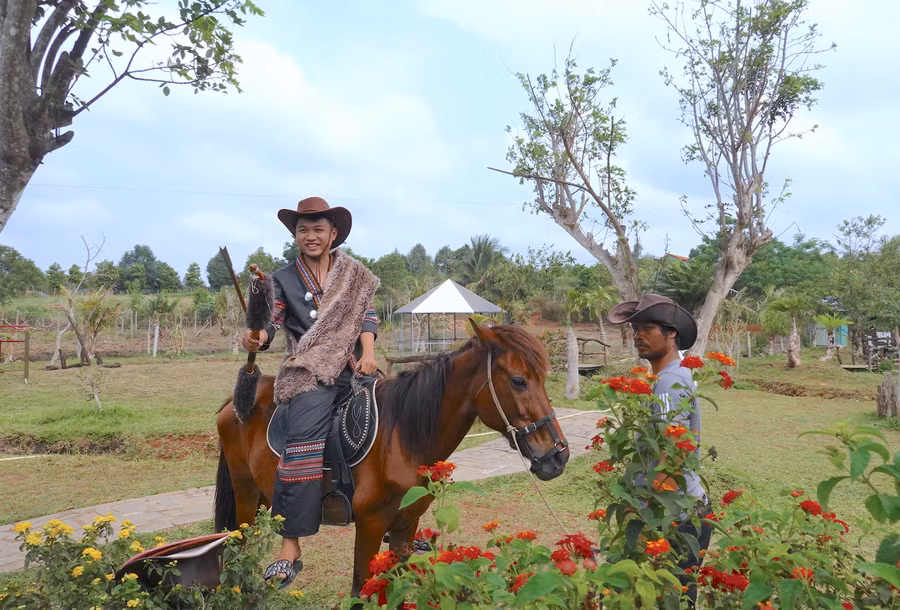 Du khách trải nghiệm cưỡi ngựa tại Alpaca Farm dưới sự hỗ trợ của nhân viên nông trại. Ảnh: Mộc Trà