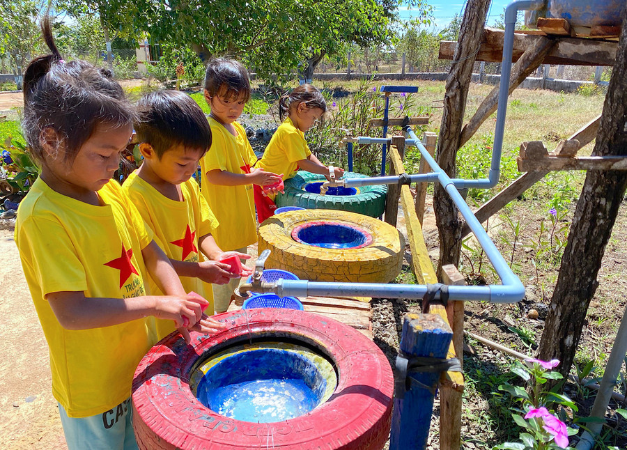 Thường xuyên rửa tay đúng cách bằng xà phòng là biện pháp đơn giản, hiệu quả phòng-chống bệnh truyền nhiễm trong trường học. Ảnh: Mộc Trà
