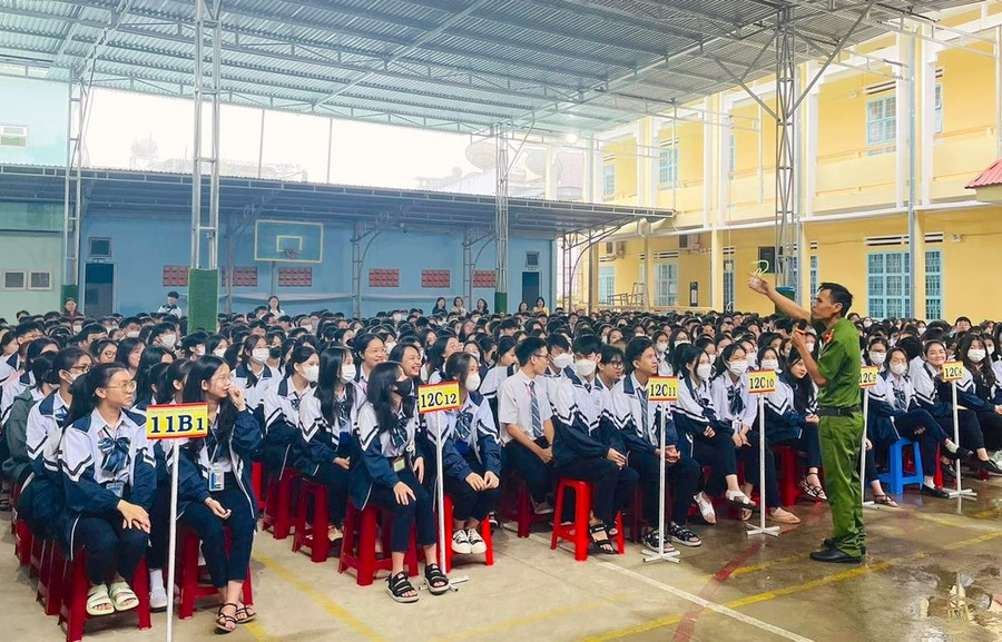 Đội Cảnh sát Điều tra tội phạm về ma túy (Công an TP. Pleiku) tuyên truyền cho học sinh về phòng-chống tác hại của ma túy. Ảnh: Mộc Trà Đội Cảnh sát Điều tra tội phạm về ma túy (Công an TP. Pleiku) tuyên truyền cho học sinh về phòng-chống tác hại của ma túy. Ảnh: Mộc Trà