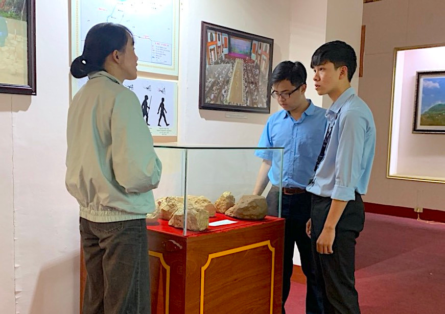 Em Nguyễn Công Trường An và em Đỗ Huy Thịnh (bìa phải) tìm hiểu, thu thập tư liệu phục vụ xây dựng bảo tàng ảo tại Bảo tàng tỉnh Gia Lai. Ảnh: Mộc Trà Em Nguyễn Công Trường An và em Đỗ Huy Thịnh (bìa phải) tìm hiểu, thu thập tư liệu phục vụ xây dựng bảo tàng ảo tại Bảo tàng tỉnh Gia Lai. Ảnh: Mộc Trà