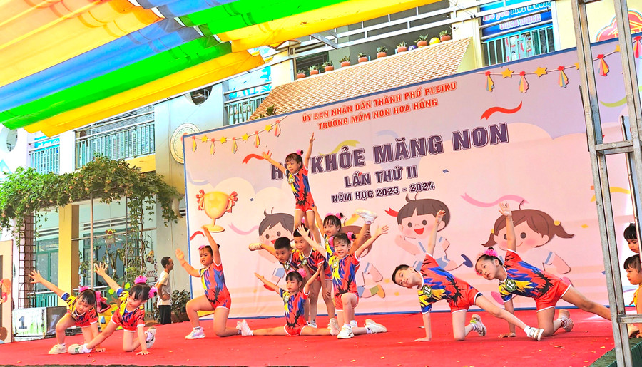 Một màn trình diễn Aerobic dẻo dai, sôi động của các bé. Ảnh: Mộc Trà Một màn trình diễn Aerobic dẻo dai, sôi động của các bé. Ảnh: Mộc Trà