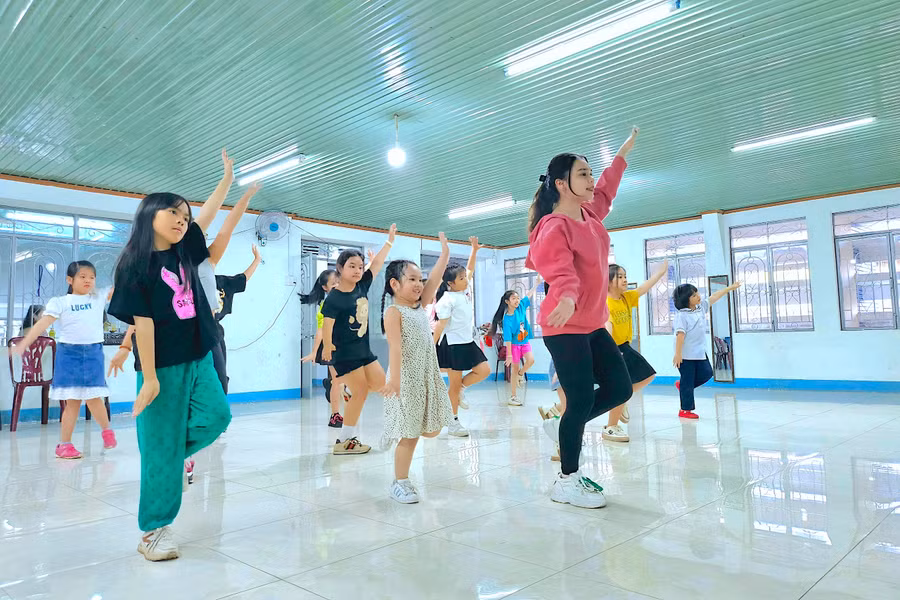 Một buổi tập luyện của chị Trần Đặng Phương Thùy và các học viên tại Nhà Thiếu nhi TP. Pleiku. Ảnh: Mộc Trà