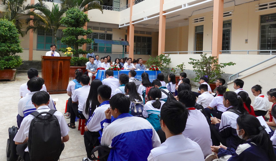 Quang cảnh lễ khai mạc tại điểm thi Trường THCS Trưng Vương (TP. Pleiku). Ảnh: Mộc Trà