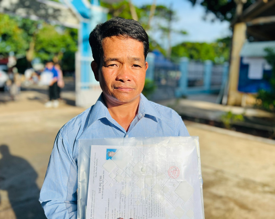 Ông Min khá hài lòng với kết quả làm bài thi 2 môn Ngữ văn và Toán trong kỳ thi tốt nghiệp THPT năm nay. Ảnh: Đinh Yến