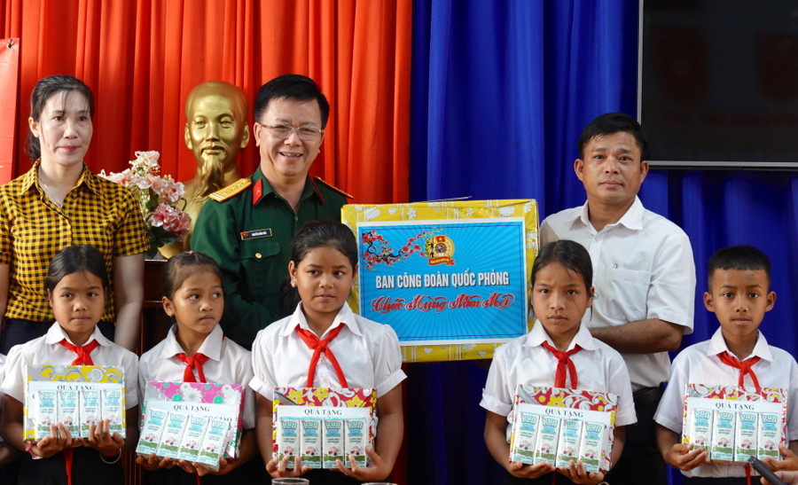 Ban Công đoàn Quốc phòng trao tặng phần quà cùng 10 triệu đồng tiền mặt cho thầy và trò Trường Trường Phổ thông Dân tộc Bán trú Tiểu học Lê Quý Đôn (xã Ia Lang, huyện Đức Cơ). Ảnh: Mộc Trà