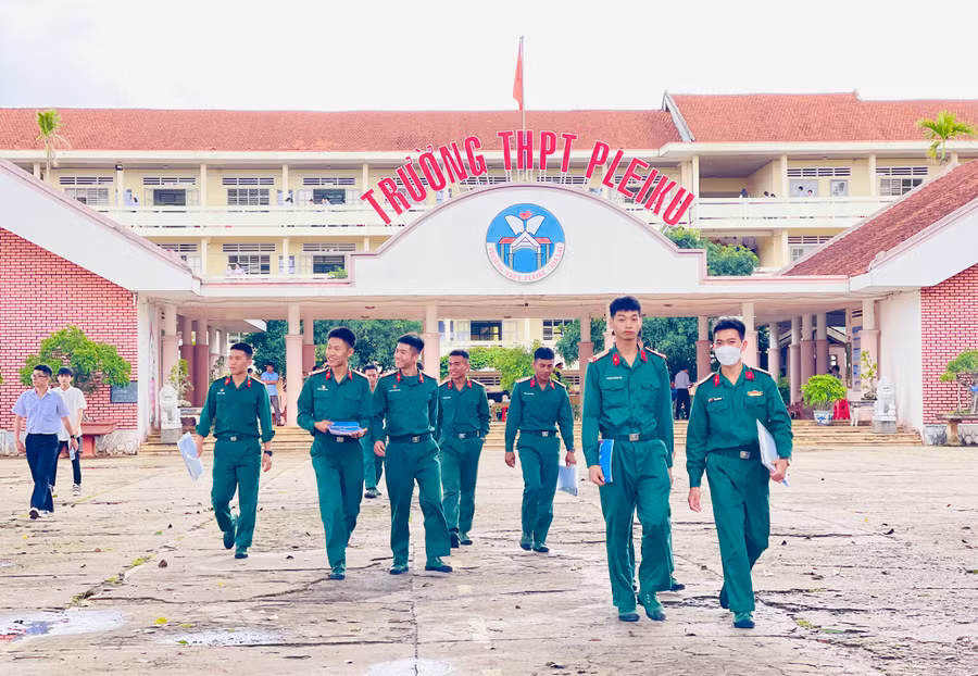 Thí sinh tự do tại điểm thi Trường THPT Pleiku. Ảnh: Trần Dung