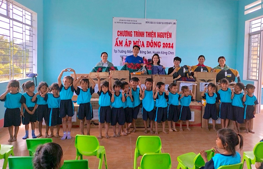 Những phần quà ý nghĩa đã được đoàn trao tặng đến học sinh khó khăn trên địa bàn huyện Kông Chro. Ảnh: M.T Những phần quà ý nghĩa đã được đoàn trao tặng đến học sinh khó khăn trên địa bàn huyện Kông Chro. Ảnh: M.T