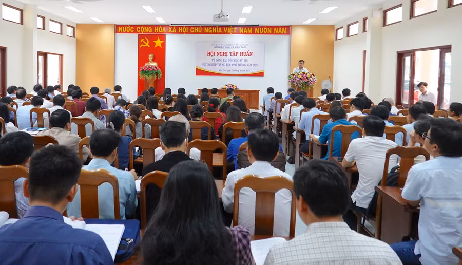 Sở GD-ĐT tổ chức tập huấn về công tác tổ chức Kỳ thi tốt nghiệp THPT năm 2023 cho cán bộ quản lý, giáo viên. Ảnh: Mộc Trà Sở GD-ĐT tổ chức tập huấn về công tác tổ chức Kỳ thi tốt nghiệp THPT năm 2023 cho cán bộ quản lý, giáo viên. Ảnh: Mộc Trà