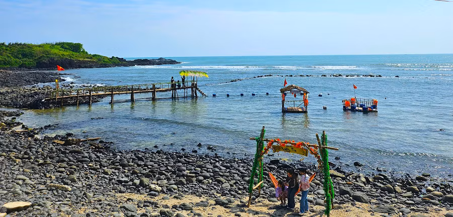 Địa hình ở Gành Yến khá đối lập. Nếu phía Nam là những lũy đá dựng đứng cao chừng 30 mét và kéo dài hàng trăm mét thì phía Bắc đá trải thoai thoải như một tấm thảm khổng lồ với thực vật phủ xanh bên trên. Khu vực ở giữa Gành Yến lại dành phần cho đá và cát hòa quyện, cùng nhau đón những đợt sóng biển trắng xóa từ khơi xa nối tiếp xô bờ. Ảnh: Mộc Trà