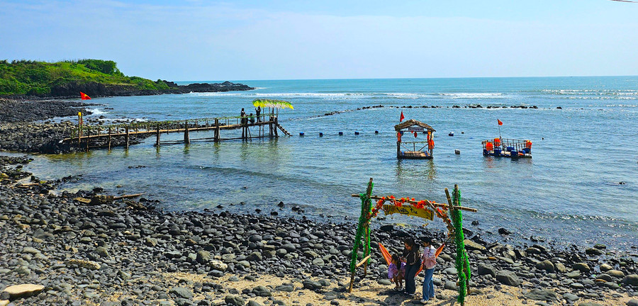 Địa hình ở Gành Yến khá đối lập. Nếu phía Nam là những lũy đá dựng đứng cao chừng 30 mét và kéo dài hàng trăm mét thì phía Bắc đá trải thoai thoải như một tấm thảm khổng lồ với thực vật phủ xanh bên trên. Khu vực ở giữa Gành Yến lại dành phần cho đá và cát hòa quyện, cùng nhau đón những đợt sóng biển trắng xóa từ khơi xa nối tiếp xô bờ. Ảnh: Mộc Trà