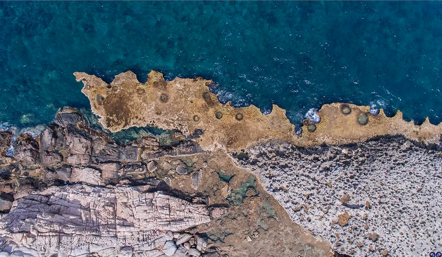 Nhìn từ trên cao, bãi san hô cổ Hang Rái hiện ra với bề mặt gồ ghề và nhiều hang hốc. Ảnh: Phạm Tuấn Anh/Nguồn: vnexpress.net