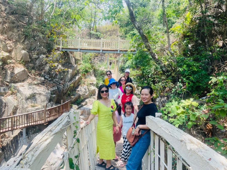 Với mục đích nghỉ dưỡng và trải nghiệm, nhiều người đã tìm đến khu du lịch sinh thái Suối Đá (xã Chư Băh, thị xã Ayun Pa) trong ngày 30-4. Ảnh: Vũ Chi