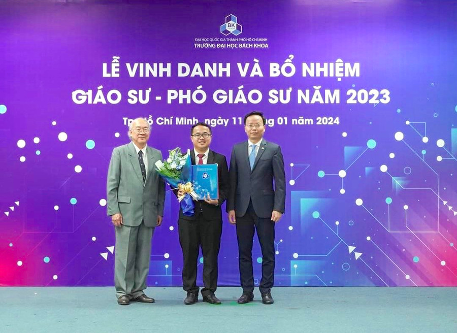 PGS.TS. Lê Thanh Long (giữa) tại lễ vinh danh và bổ nhiệm chức danh Giáo sư, Phó Giáo sư năm 2023. Ảnh: NVCC PGS.TS. Lê Thanh Long (giữa) tại lễ vinh danh và bổ nhiệm chức danh Giáo sư, Phó Giáo sư năm 2023. Ảnh: NVCC
