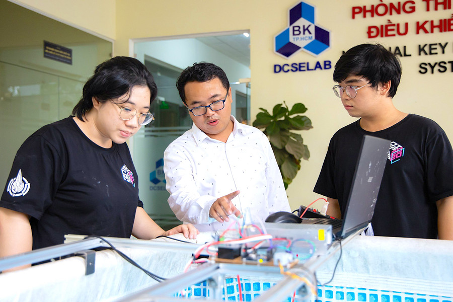 PGS.TS. Lê Thanh Long (giữa) hướng dẫn sinh viên nghiên cứu khoa học. Ảnh: NVCC PGS.TS. Lê Thanh Long (giữa) hướng dẫn sinh viên nghiên cứu khoa học. Ảnh: NVCC