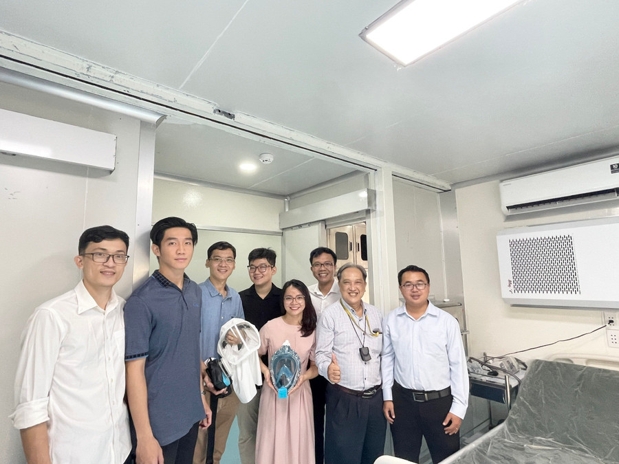 PGS.TS. Lê Thanh Long (bìa phải) cùng nhóm nghiên cứu nghiệm thu thành công đề tài về Phòng áp lực âm trong năm 2023. Ảnh: NVCC PGS.TS. Lê Thanh Long (bìa phải) cùng nhóm nghiên cứu nghiệm thu thành công đề tài về Phòng áp lực âm trong năm 2023. Ảnh: NVCC