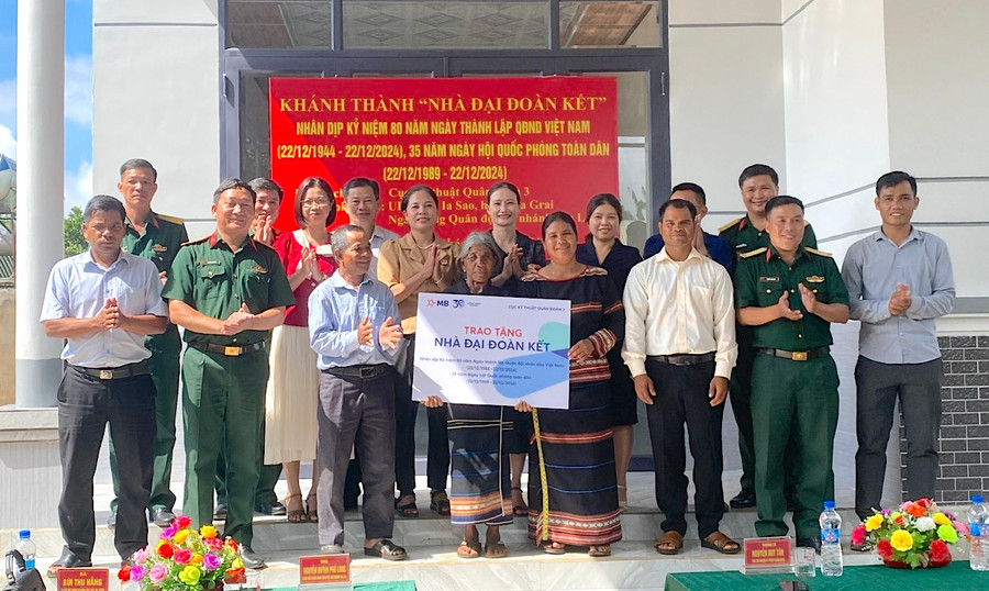 Cán bộ Cục kỹ thuật-Quân đoàn 3 và cấp ủy, chính quyền xã Ia Sao (huyện Ia Grai) trao tặng Nhà Đại đoàn kết cho gia đình bà Ksor Ueng. Ảnh: P.L Cán bộ Cục kỹ thuật-Quân đoàn 3 và cấp ủy, chính quyền xã Ia Sao (huyện Ia Grai) trao tặng Nhà Đại đoàn kết cho gia đình bà Ksor Ueng. Ảnh: P.L