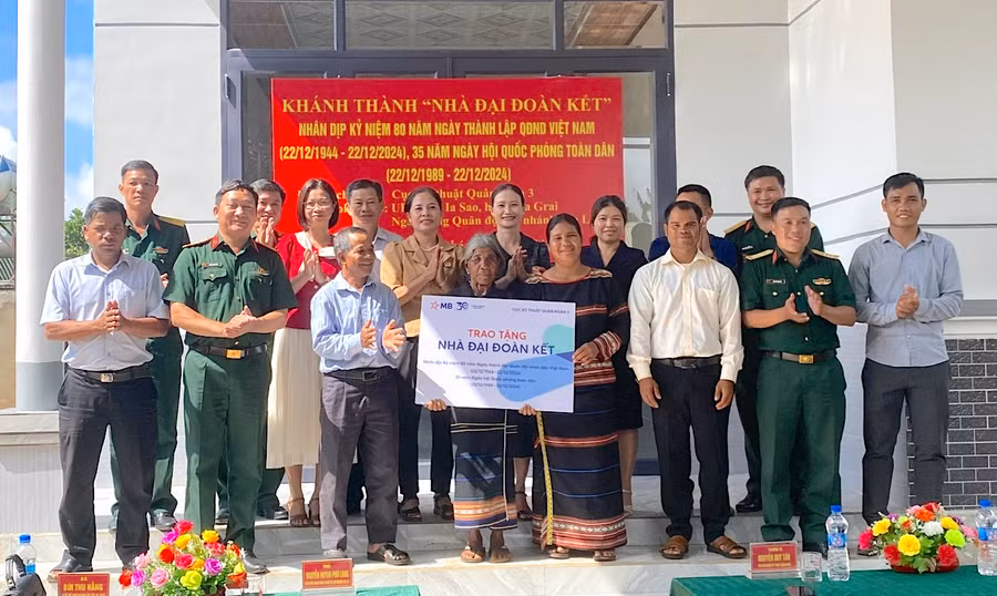 Cán bộ Cục kỹ thuật-Quân đoàn 3 và cấp ủy, chính quyền xã Ia Sao (huyện Ia Grai) trao tặng Nhà Đại đoàn kết cho gia đình bà Ksor Ueng. Ảnh: P.L